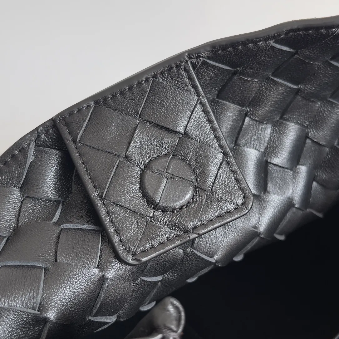 The 2023 new Andiamo batch of 2260 BV has been shipped‼ ️Really popular🔥The new Andiamo woven handbag launched by Bottega Veneta this season is really popular all over the world! ! Celebrities at home and abroad have worn it, and Oscar-winning actress Michelle Yeoh has taken it out on the street. Song Jia, Trai Yara, Yu Feihong, Sanji Ayaka, Rosie Hunting-Whiteley, Yoshioka Riho, etc. have all picked up this bag. It is classic and versatile, showing off its temperament, and the bag capacity is also large, which is very convenient for daily commuting! ! A variety of carrying methods, the shoulder straps can be adjusted by yourself, the original lambskin feels soft and delicate, and the unisex style breaks the gender boundaries and brings a more practical and long-lasting use experience. Andiamo, which has both elegant and casual styles, perfectly interprets the true appearance of "fashionable old money style". Style number: 743572 Size: 32*24*12